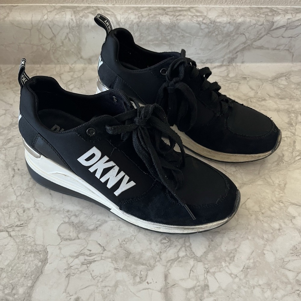 DKNY Women's Cait Wedge Lace Up Sneaker with Logo - Black Size 7.5
